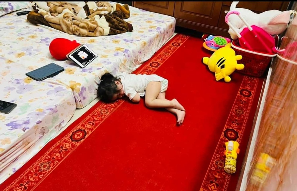  
Vì không có ba ở bên nên bé Ngọc chỉ có thể xem chương trình để đỡ nhớ. (Ảnh: FB Lê Dương Bảo Lâm) - Tin sao Viet - Tin tuc sao Viet - Scandal sao Viet - Tin tuc cua Sao - Tin cua Sao