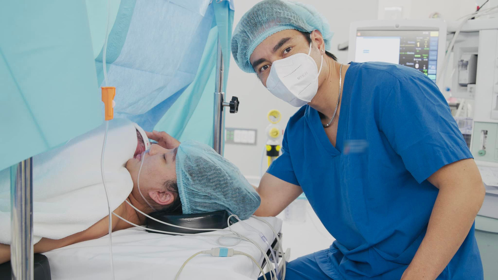  
Lê Dương Bảo Lâm túc trực bên vợ khi cô hạ sinh con thứ 3. (Ảnh: Lê Dương Bảo Lâm)  - Tin sao Viet - Tin tuc sao Viet - Scandal sao Viet - Tin tuc cua Sao - Tin cua Sao