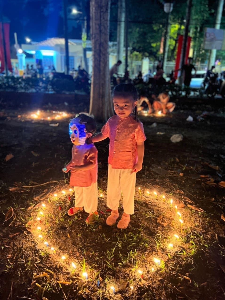  
Hai bé có một ngày lễ thiếu nhi vui vẻ, hạnh phúc dù thiếu bố mẹ kề bên. (Ảnh: FB Quỳnh Quỳnh)  - Tin sao Viet - Tin tuc sao Viet - Scandal sao Viet - Tin tuc cua Sao - Tin cua Sao