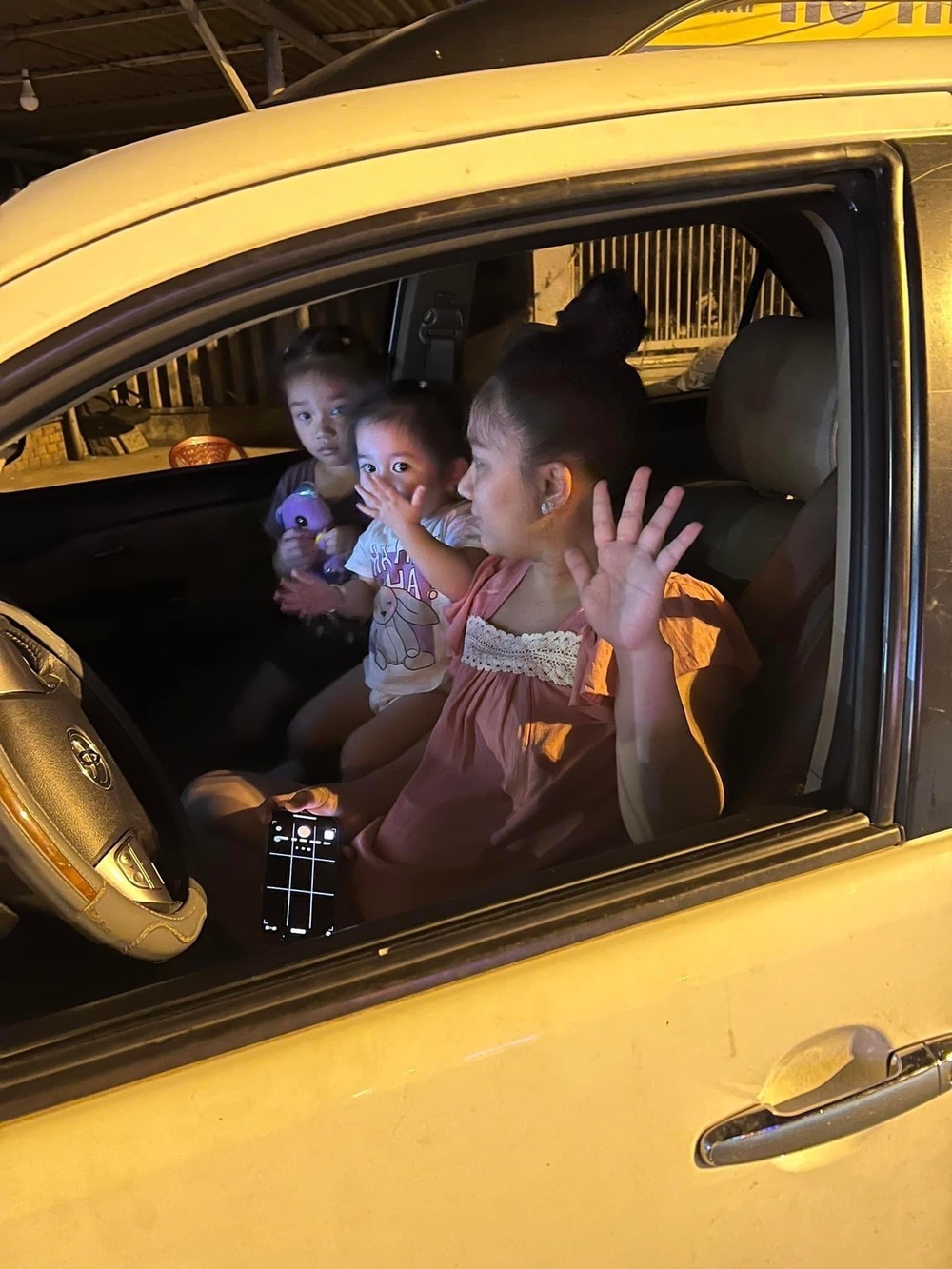  
Vợ và các con ra tiễn anh. (Ảnh chụp màn hình FB Lê Dương Bảo Lâm) - Tin sao Viet - Tin tuc sao Viet - Scandal sao Viet - Tin tuc cua Sao - Tin cua Sao