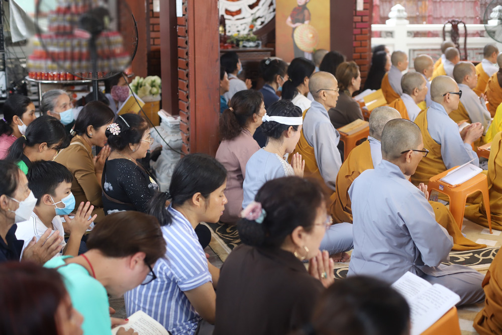  
Mọi người đều chăm chú tụng kinh cầu nguyện cho cố ca sĩ. (Ảnh: Phạm Thành Trung) - Tin sao Viet - Tin tuc sao Viet - Scandal sao Viet - Tin tuc cua Sao - Tin cua Sao