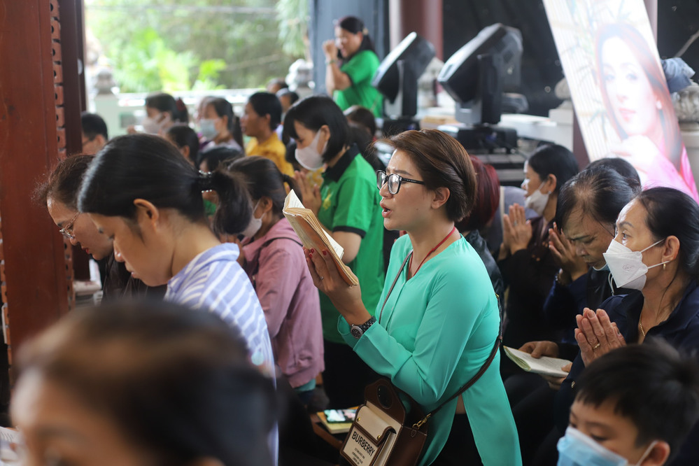  
Trang Trần có mặt từ sớm và tham gia tụng kinh cầu nguyện cho cố ca sĩ. (Ảnh: Phạm Thành Trung) - Tin sao Viet - Tin tuc sao Viet - Scandal sao Viet - Tin tuc cua Sao - Tin cua Sao