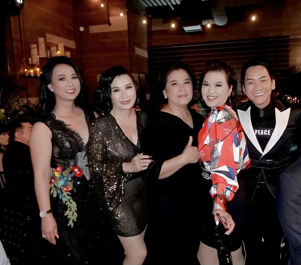  Quang Dũng, Hồng Ngọc, Phương Thanh, Thanh Thảo vui vẻ chụp ảnh kỷ niệm. (Ảnh: FB Thanh Thảo) - Tin sao Viet - Tin tuc sao Viet - Scandal sao Viet - Tin tuc cua Sao - Tin cua Sao