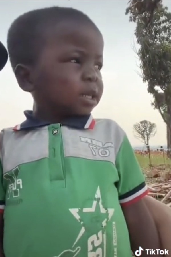  Lôi Con tự tin tặng các cô chú bài "Rửa mặt như mèo". (Ảnh: Chụp màn hình TikTok A.G.L)