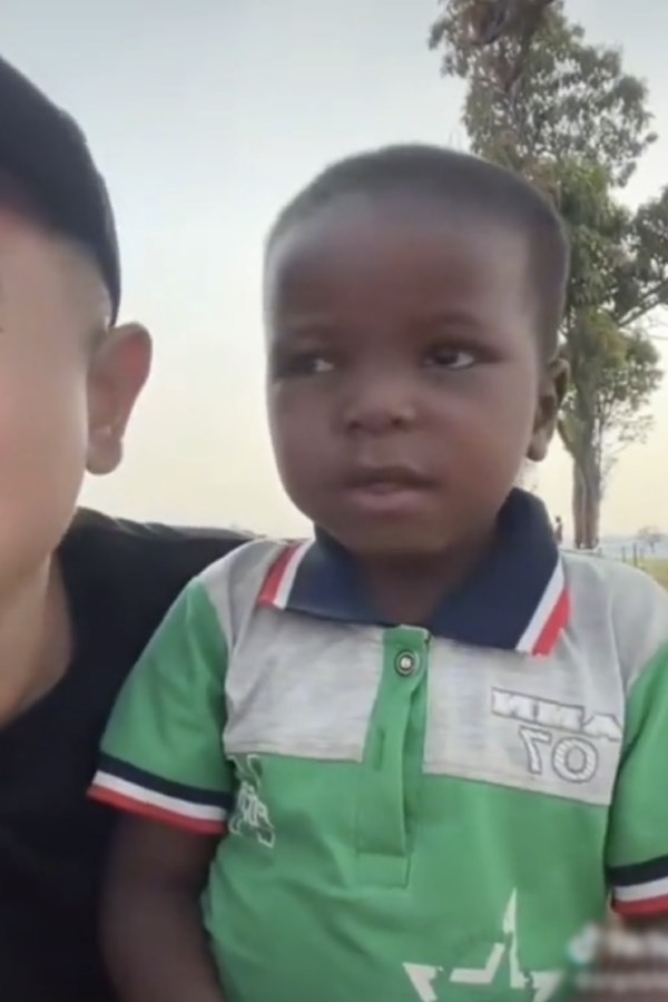  Cậu bé thể hiện bài hát rất tự tin. (Ảnh: Chụp màn hình TikTok A.G.L)