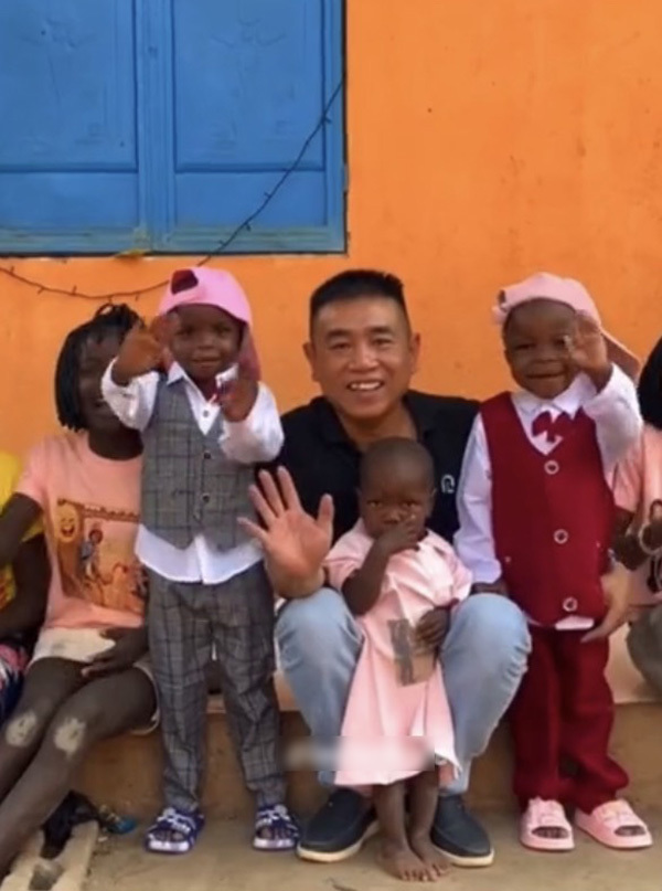  Nhờ Quang Linh và những thành viên trong team châu Phi, tuổi thơ của các em bé châu Phi trở nên ý nghĩa hơn. (Ảnh: Chụp màn hình TikTok imthanhnee)
