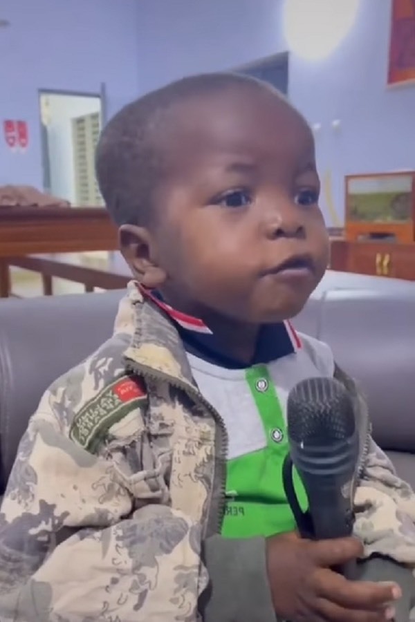  Giọng hát khiến trái tim nhiều cô chú phải "tan chảy". (Ảnh: Chụp màn hình TikTok A.G.L)