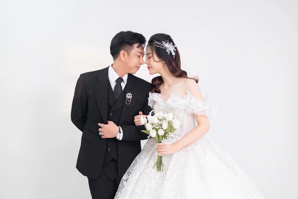Hôn lễ của Lý Tuấn Kiệt và vợ xinh đẹp đã trở thành một câu chuyện tình ngọt ngào và cảm động. Nếu bạn muốn ngắm toàn cảnh đám cưới lãng mạn của cặp đôi này, hãy đến với bộ ảnh cưới đẹp mê hoặc.