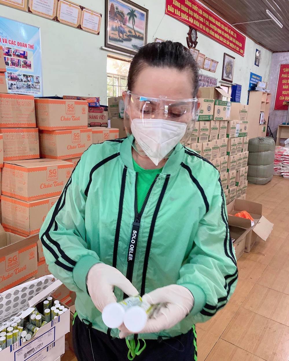  
Hình ảnh Phi Nhung liên tục đi làm từ thiện trong thời điểm dịch Covid diễn biến phức tạp. (Ảnh: FB Phi Nhung Pham)  - Tin sao Viet - Tin tuc sao Viet - Scandal sao Viet - Tin tuc cua Sao - Tin cua Sao