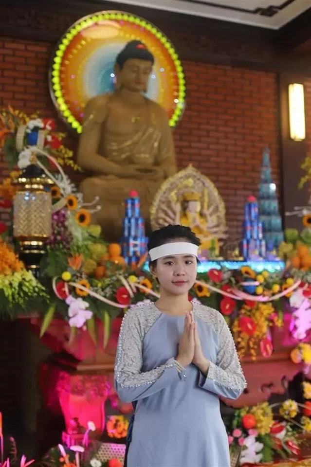  
Một số người con nuôi của cố nghệ sĩ đội khăn trắng, đến cầu nguyện cho mẹ. (Ảnh: FB Quỳnh Trang)  - Tin sao Viet - Tin tuc sao Viet - Scandal sao Viet - Tin tuc cua Sao - Tin cua Sao