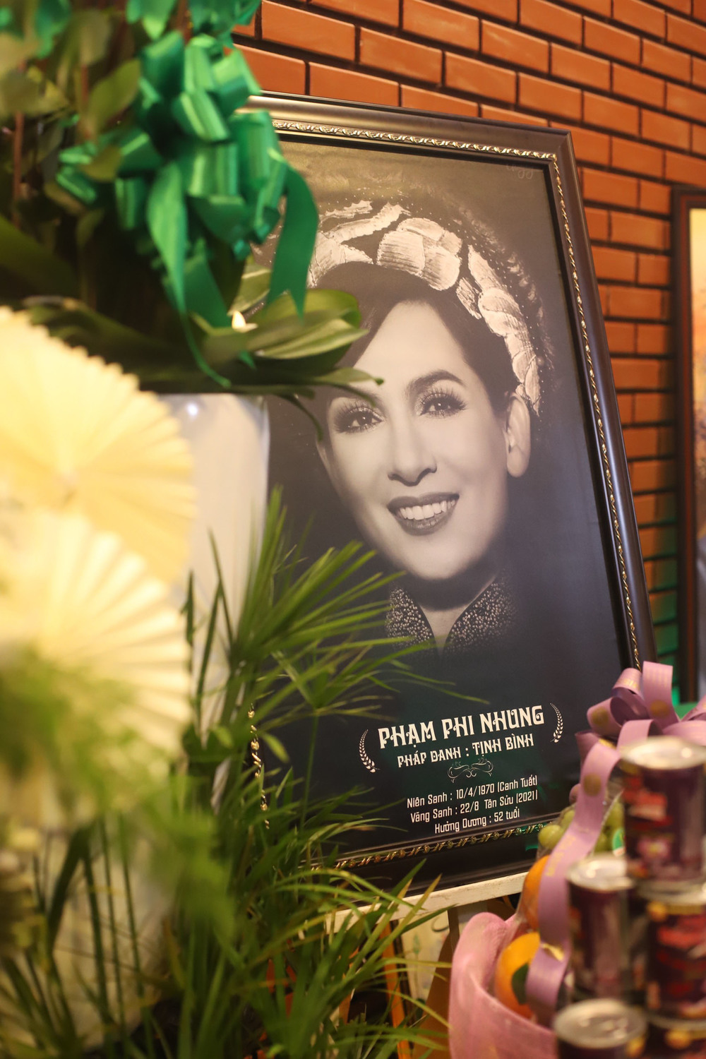  
Buổi lễ được gia đình cô tổ chức trọng thể với nhiều những kỷ vật được đặt tại chùa, quanh di ảnh của cô để mọi người cùng tưởng nhớ. (Ảnh: FB Phạm Thành Trung)  - Tin sao Viet - Tin tuc sao Viet - Scandal sao Viet - Tin tuc cua Sao - Tin cua Sao