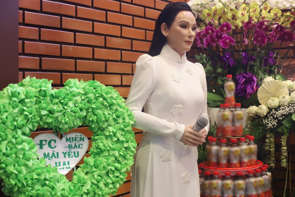  
Bức tượng sáp của cô được đặt tại chùa là biểu tượng mà phần đông người đến viếng vô cùng xúc động. Ca sĩ Mạnh Quỳnh, người bạn thân thiết của cố nghệ sĩ còn đứng chụp hình chung cùng bức tượng. (Ảnh: FB Phạm Thành Trung)  - Tin sao Viet - Tin tuc sao Viet - Scandal sao Viet - Tin tuc cua Sao - Tin cua Sao