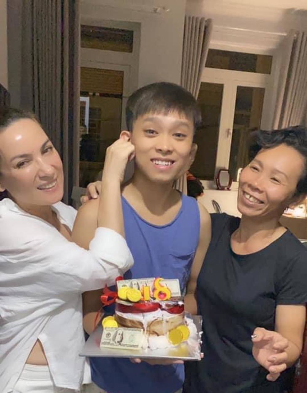  
Cả gia đình Hồ Văn Cường đều rất quý mến Phi Nhung, thế nhưng, vì những hiểu lầm không đáng có mà đã khiến cho tình cảm của hai bên bị ảnh hưởng ít nhiều sau ngày nữ ca sĩ mất. (Ảnh: FB Hồ Văn Cường)  - Tin sao Viet - Tin tuc sao Viet - Scandal sao Viet - Tin tuc cua Sao - Tin cua Sao
