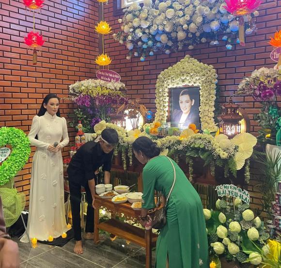  
Hình ảnh buổi lễ giỗ với đông đảo người hâm mộ đến tụng kinh cầu nguyện cho cố ca sĩ. (Ảnh: FB Phạm Thành Trung)  - Tin sao Viet - Tin tuc sao Viet - Scandal sao Viet - Tin tuc cua Sao - Tin cua Sao