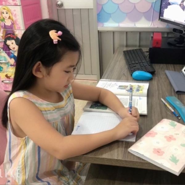  
Cô bé còn được bảo mẫu hé lộ là vô cùng ngoan ngoãn và chăm chỉ học tập. (Ảnh: FB M.C) - Tin sao Viet - Tin tuc sao Viet - Scandal sao Viet - Tin tuc cua Sao - Tin cua Sao