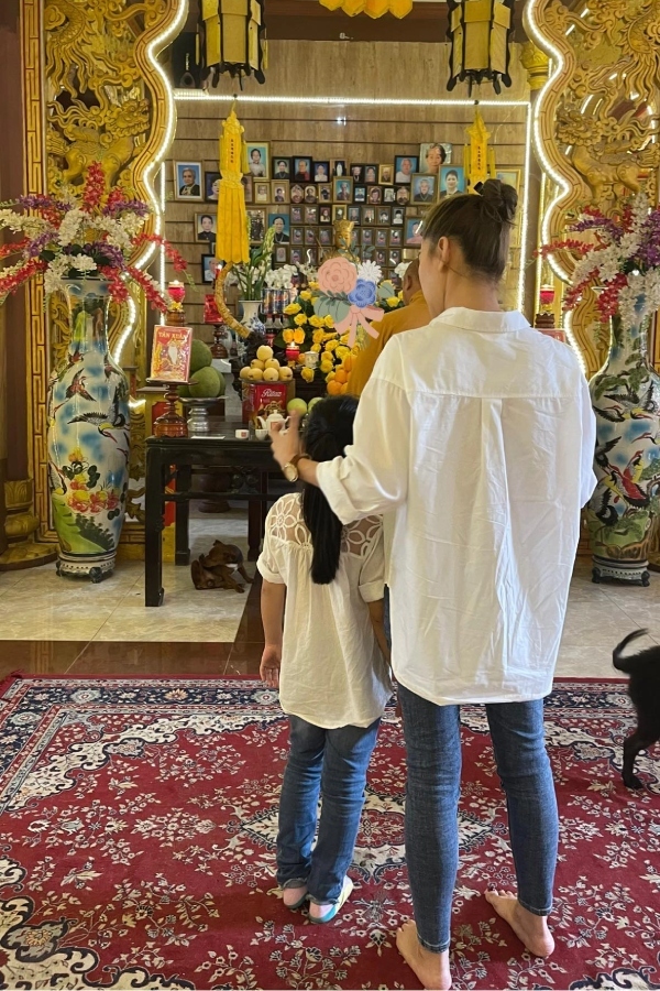  
Trước đó, bảo mẫu của cô bé cũng nhiều lần đăng tải hình ảnh bé Lavie lên chùa viếng mẹ. (Ảnh: FB M.C) - Tin sao Viet - Tin tuc sao Viet - Scandal sao Viet - Tin tuc cua Sao - Tin cua Sao