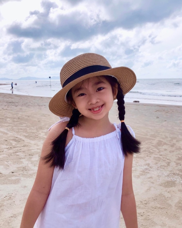  
Cô bé được nhận xét là sở hữu vẻ đáng yêu, xinh xắn giống mẹ. (Ảnh: FB M.C) - Tin sao Viet - Tin tuc sao Viet - Scandal sao Viet - Tin tuc cua Sao - Tin cua Sao
