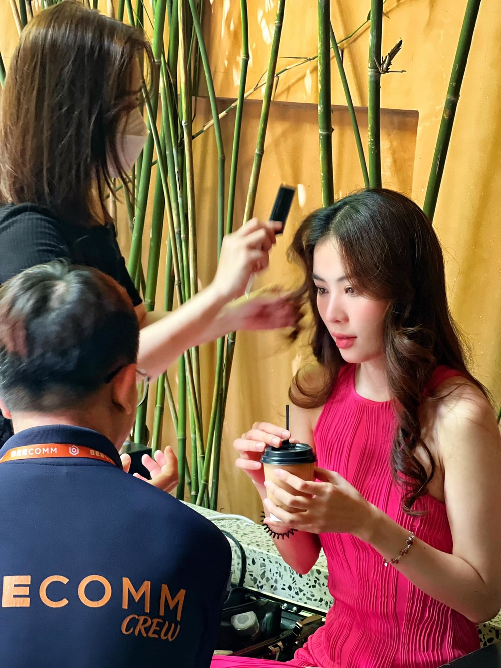 Khoảnh khắc đang được chỉnh tóc của mỹ nhân 9X cũng chiếm trọn cảm tình của người hâm mộ. (Ảnh: FB Nguyễn Lệ Nam)