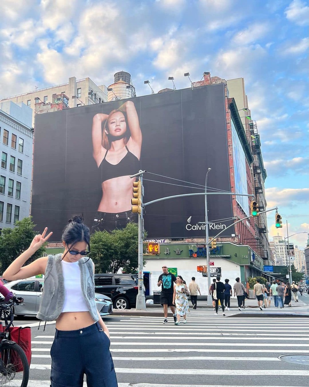 Jennie gây sốt khi chụp ảnh cạnh biển quảng cáo của chính mình. (Ảnh: Instagram @jennierubyjane)