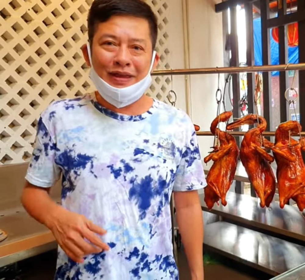  
Khi đó, nam nghệ sĩ phải "cất nghề" để đi bán vịt quay. (Ảnh: YouTube Khương Dừa) - Tin sao Viet - Tin tuc sao Viet - Scandal sao Viet - Tin tuc cua Sao - Tin cua Sao