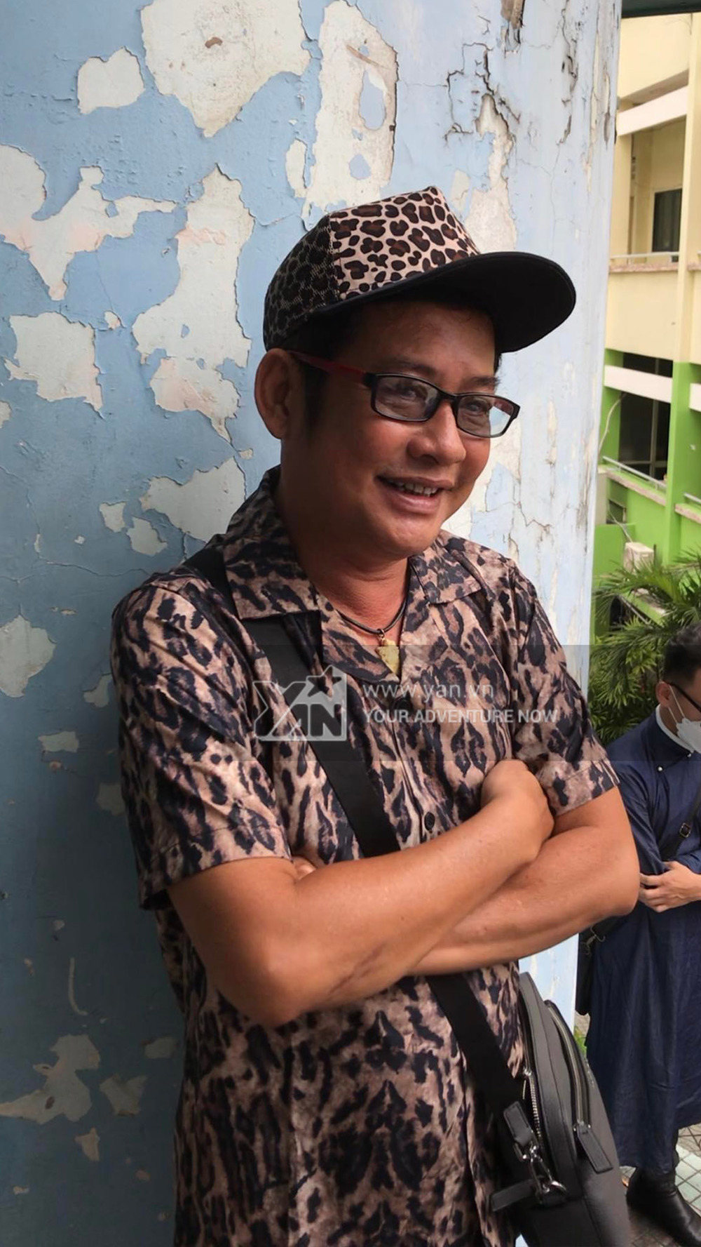  
Nam nghệ sĩ vui vẻ dành thời gian trò chuyện cùng mọi người. (Ảnh: Team YAN) - Tin sao Viet - Tin tuc sao Viet - Scandal sao Viet - Tin tuc cua Sao - Tin cua Sao
