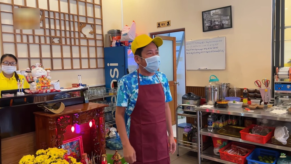  
Vào mùa dịch, Tấn Beo từng khá vất vả khi kiếm sống. (Ảnh: YouTube Khương Dừa) - Tin sao Viet - Tin tuc sao Viet - Scandal sao Viet - Tin tuc cua Sao - Tin cua Sao