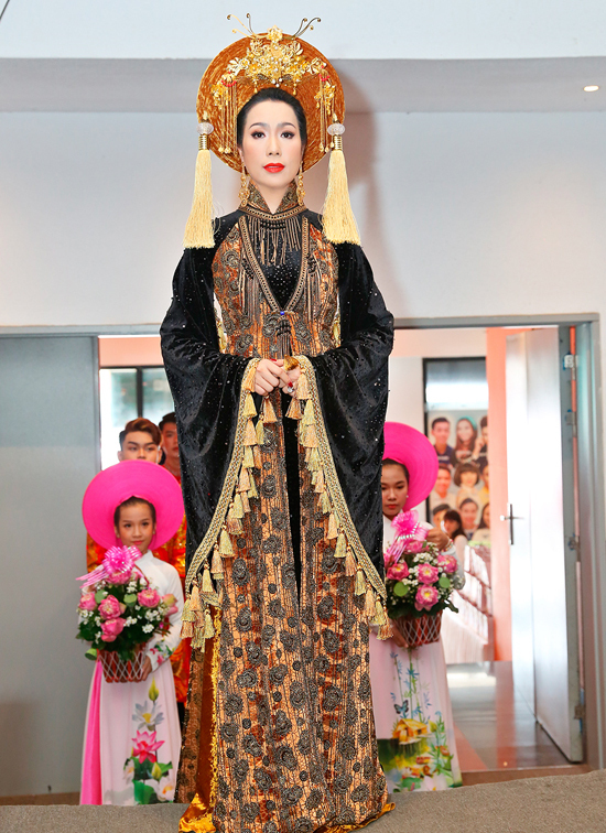 Những thiết kế áo dài đi cúng Tổ của Trịnh Kim Chi đều có kiểu dáng cồng kềnh ấn tượng. (Ảnh: FB Trịnh Kim Chi)