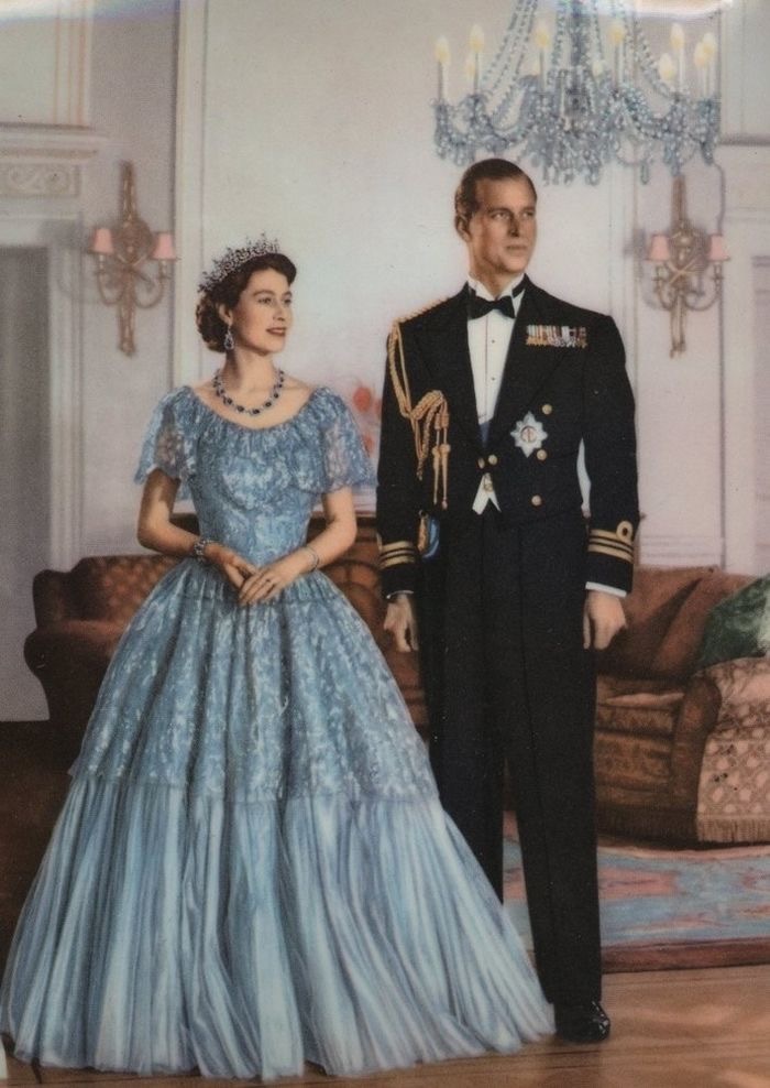 Những thiết kế được Nữ hoàng Anh diện chưa bao giờ trở nên lỗi thời trong suốt hàng thập kỷ qua. (Ảnh: AFP)