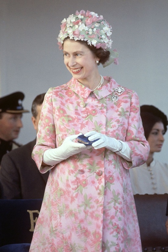 Bộ váy hoa bà mặc trong chuyến thăm Malta vào năm 1967 đã trở thành biểu tượng. (Ảnh: AFP)