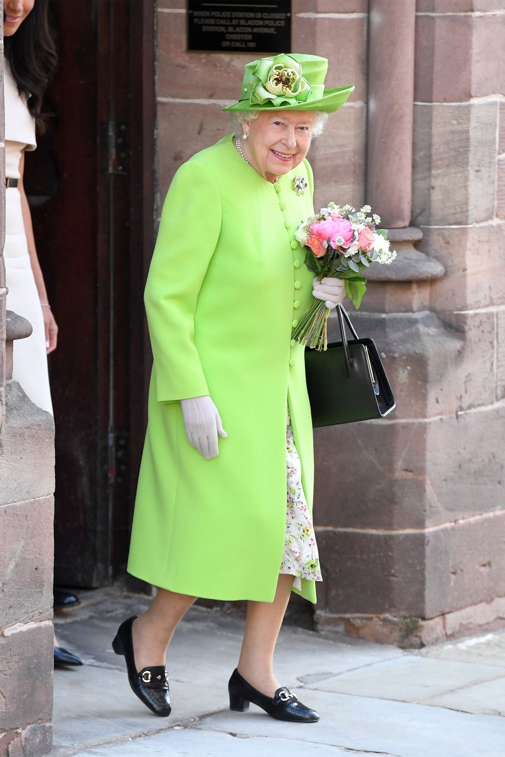 Những chiếc áo khoác dáng váy với màu sắc nổi bật là đặc trưng của Nữ hoàng Anh mỗi lần xuất hiện trước công chúng. (Ảnh: AFP)