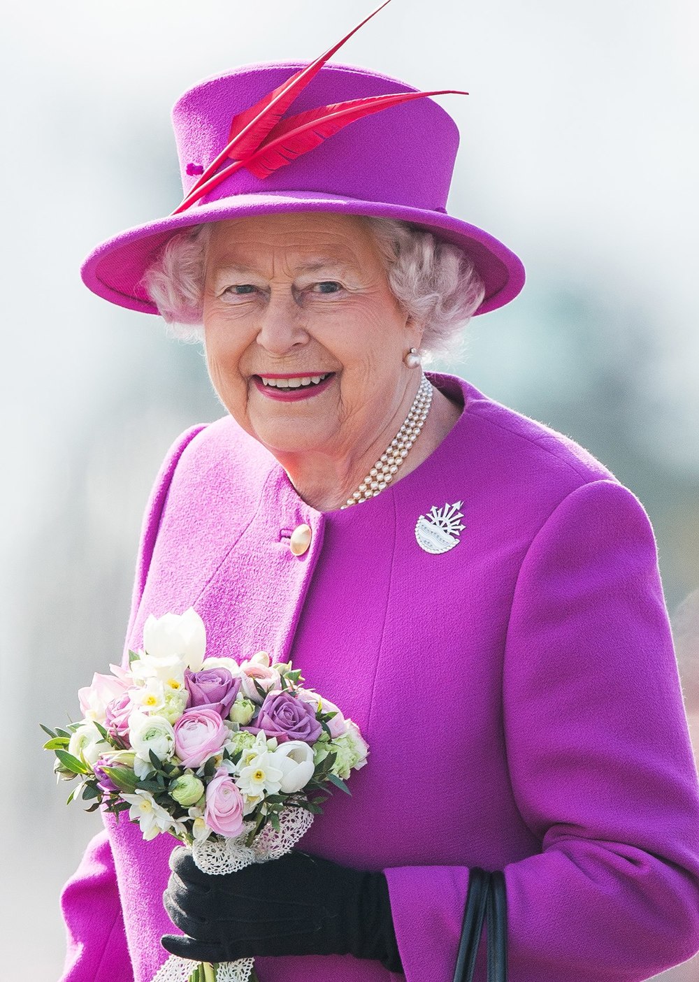 Nữ hoàng Elizabeth II vẫn sở hữu nét đẹp quý phái dù tuổi đã ngoài 90. (Ảnh: AFP)