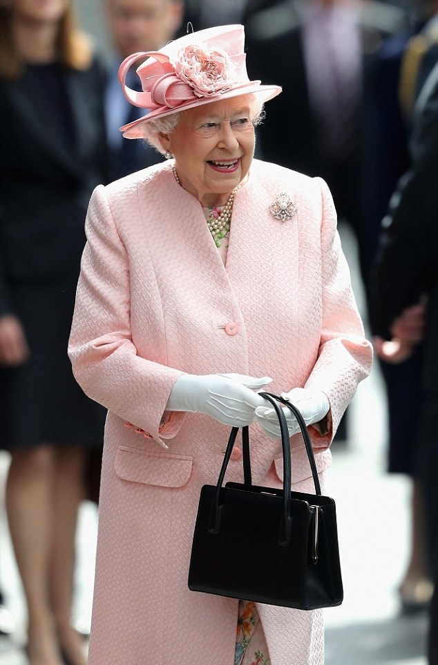 Dù trung thành với một tạo hình nhưng Nữ hoàng Elizabeth II luôn biến tấu về màu sắc và chất liệu của trang phục để không nhàm chán. (Ảnh: AFP)