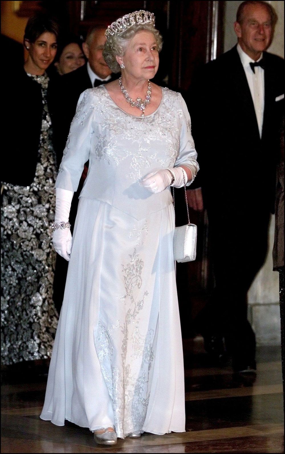 Lần hiếm hoi Nữ hoàng Anh ăn diện khác với quy chuẩn để tham dự sự kiện trọng đại của Hoàng gia. (Ảnh: AFP)