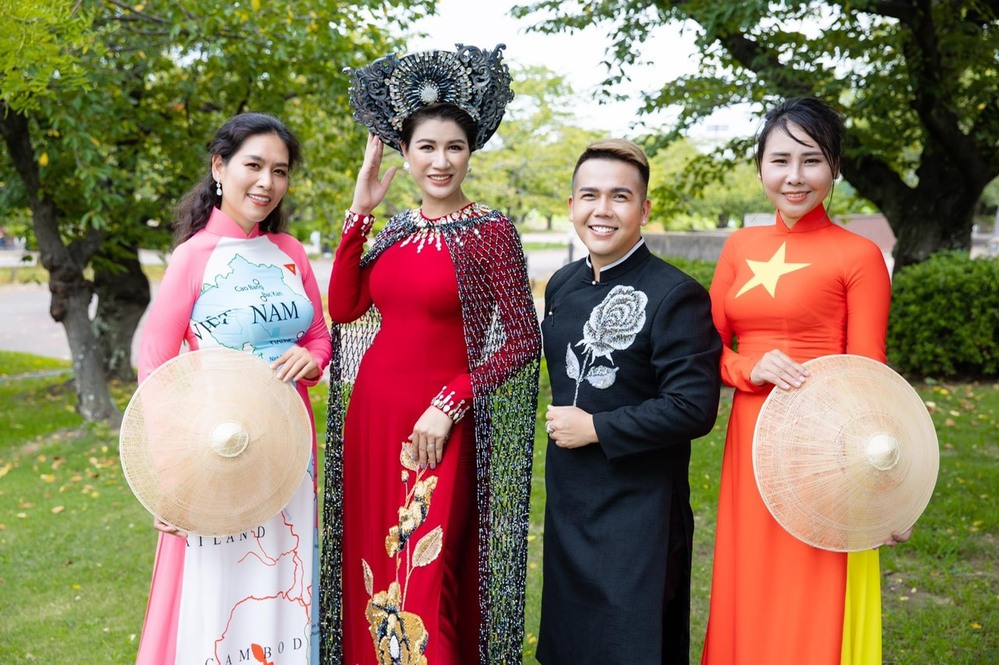 NTK Đặng Trọng Minh Châu vui mừng khi mang được trang phục truyền thống đến với nước bạn.