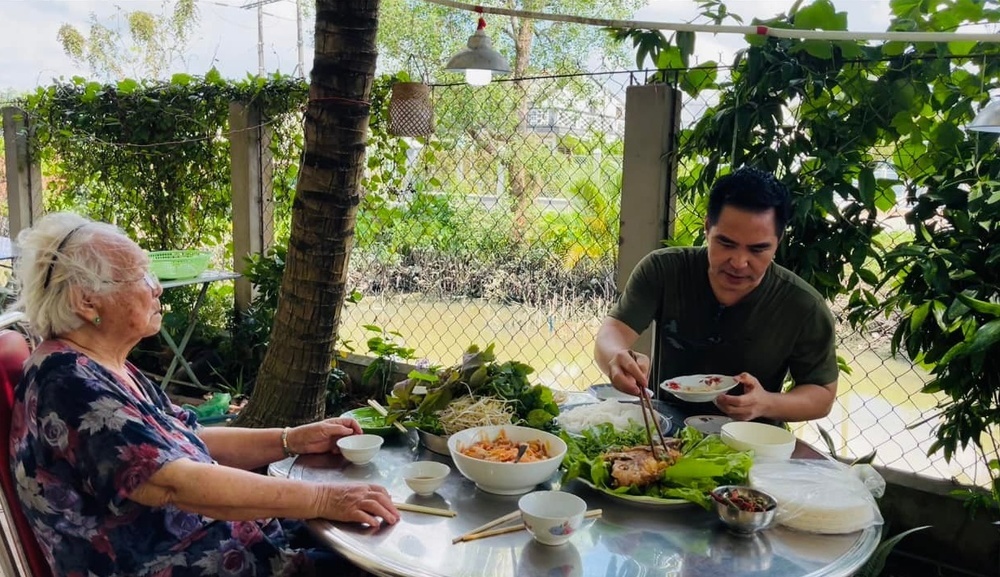  
Anh muốn ở gần gia đình, chăm mẹ già. (Ảnh: YouTube Trung Dũng)  - Tin sao Viet - Tin tuc sao Viet - Scandal sao Viet - Tin tuc cua Sao - Tin cua Sao