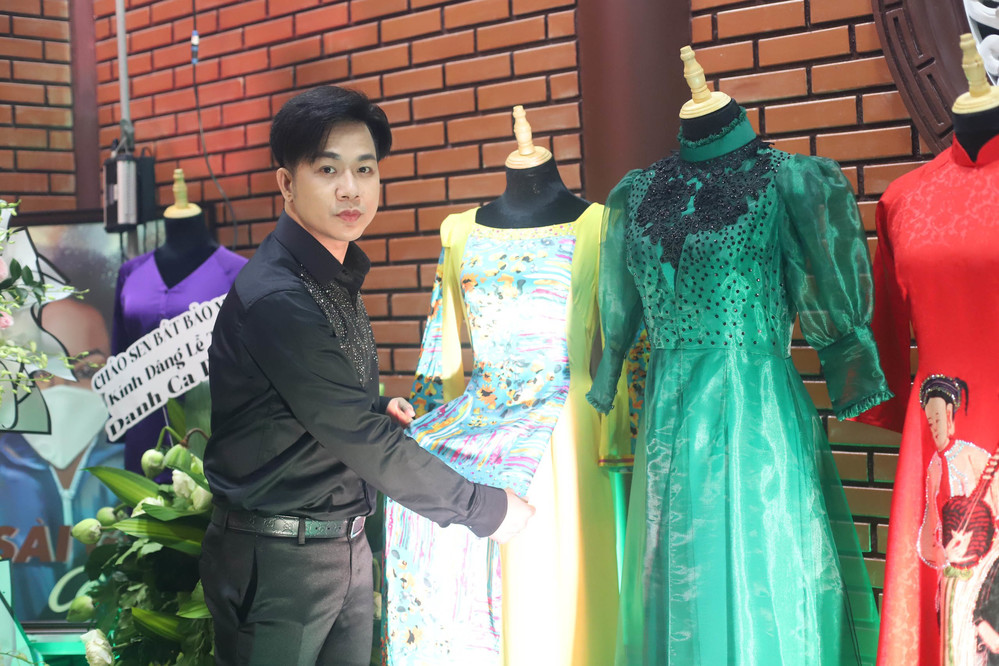  Ca sĩ Quách Tuấn Du đang xem những bộ trang phục lúc sinh thời của Phi Nhung. (Ảnh: Phạm Thành Trung) - Tin sao Viet - Tin tuc sao Viet - Scandal sao Viet - Tin tuc cua Sao - Tin cua Sao