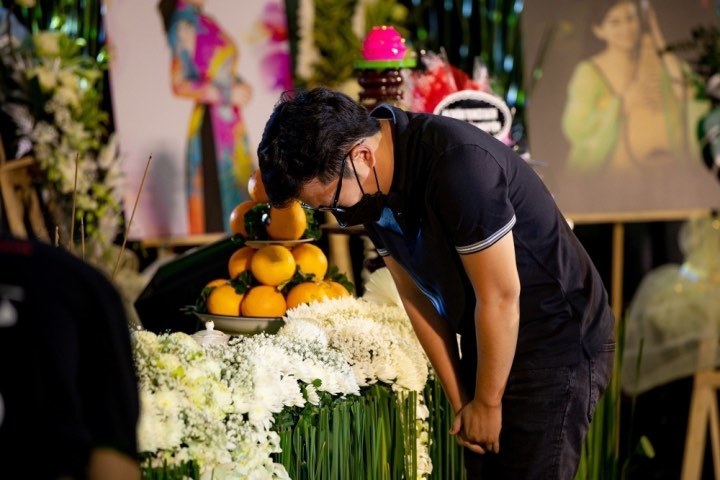  Nam danh hài cúi người thành kính trước di ảnh của đàn chị. (Ảnh: Hội Showbiz) - Tin sao Viet - Tin tuc sao Viet - Scandal sao Viet - Tin tuc cua Sao - Tin cua Sao