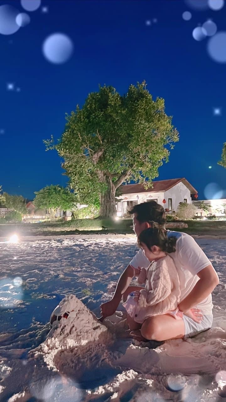  
Trường Giang rất yêu thương con gái khi luôn chơi cùng nhóc tỳ. (Ảnh: FB Nghệ sĩ Trường Giang) - Tin sao Viet - Tin tuc sao Viet - Scandal sao Viet - Tin tuc cua Sao - Tin cua Sao