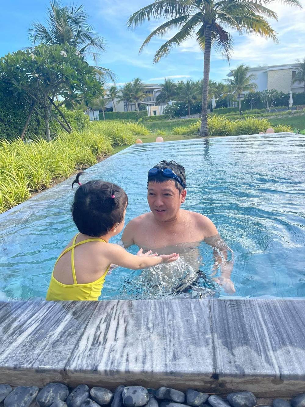 
Anh luôn dành thời gian thảnh thơi cho nhóc tỳ. (Ảnh: FB Nghệ sĩ Trường Giang) - Tin sao Viet - Tin tuc sao Viet - Scandal sao Viet - Tin tuc cua Sao - Tin cua Sao