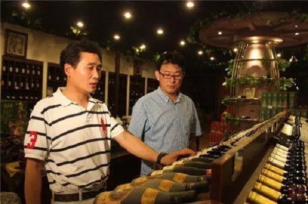  
Thắng Vinh mở một đại lý vang đỏ ở Trung Quốc cho bạn của mình. (Ảnh: Weibo)