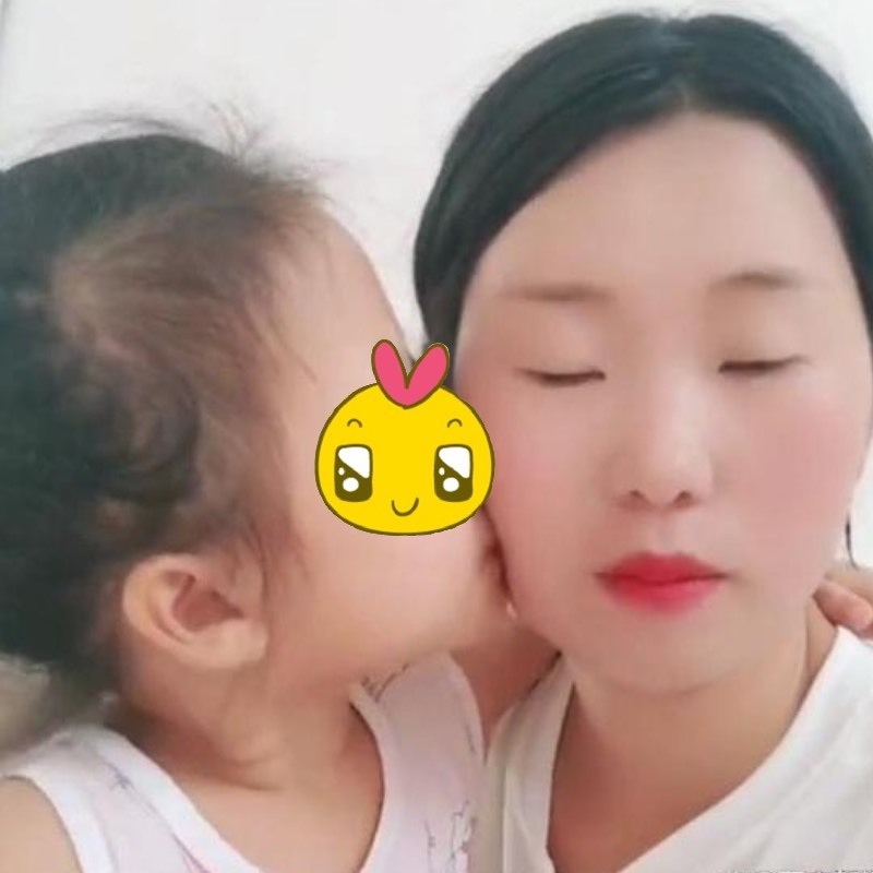  Bé gái vô cùng quấn quýt và yêu người "mẹ" đặc biệt này của mình. (Ảnh: Baijiahao)