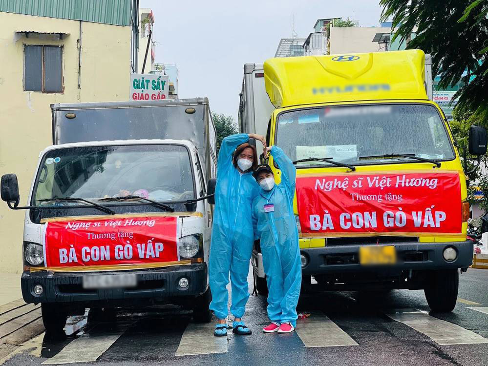  Đồng hành cùng cô còn có ông xã. (Ảnh: FB Việt Hương) - Tin sao Viet - Tin tuc sao Viet - Scandal sao Viet - Tin tuc cua Sao - Tin cua Sao