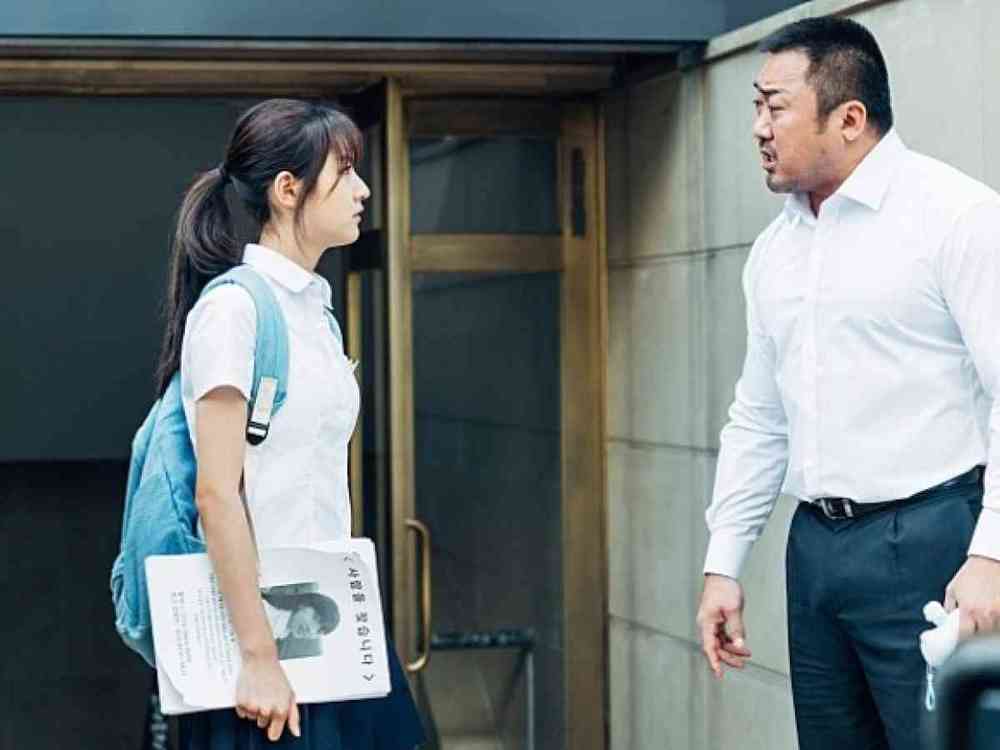  
Ma Dong Seok vào vai giáo viên thể dục trong The Villagers. (Ảnh: The Korea Herald) 