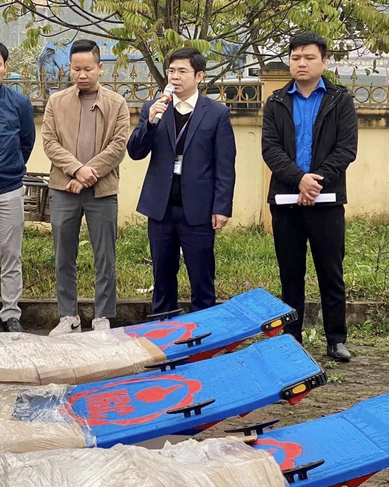  
Thuyền giúp bà con di tản nhanh chóng hơn. (Ảnh: FB Thủy Tiên) - Tin sao Viet - Tin tuc sao Viet - Scandal sao Viet - Tin tuc cua Sao - Tin cua Sao