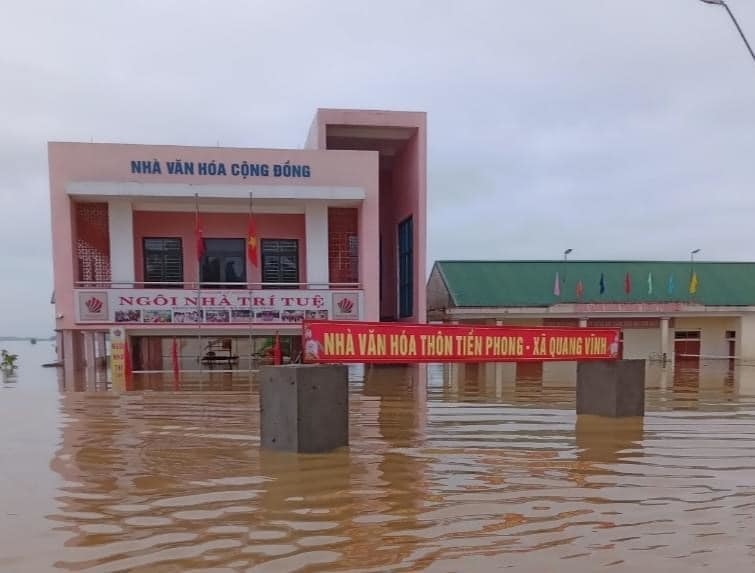  
Nhà chống bão lũ cũng phát huy tác dụng. (Ảnh: FB Thủy Tiên) - Tin sao Viet - Tin tuc sao Viet - Scandal sao Viet - Tin tuc cua Sao - Tin cua Sao