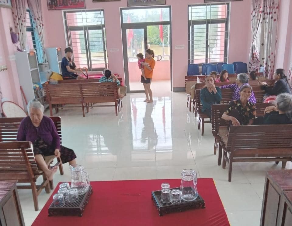  
Nhiều người cao tuổi được đưa đến nhà chống bão lũ. (Ảnh: FB Thủy Tiên) - Tin sao Viet - Tin tuc sao Viet - Scandal sao Viet - Tin tuc cua Sao - Tin cua Sao