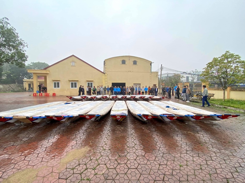  
20 chiếc thuyền được gửi tặng bà con miền Trung. (Ảnh: FB Thủy Tiên) - Tin sao Viet - Tin tuc sao Viet - Scandal sao Viet - Tin tuc cua Sao - Tin cua Sao