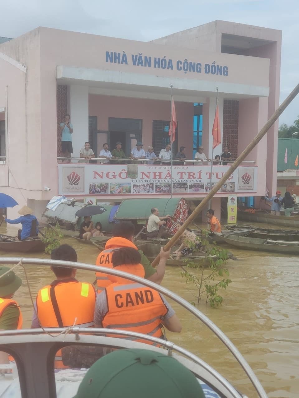  
Lãnh đạo và người dân miền Trung rất vui mừng khi được cả nước hỗ trợ. (Ảnh: FB Thủy Tiên) - Tin sao Viet - Tin tuc sao Viet - Scandal sao Viet - Tin tuc cua Sao - Tin cua Sao
