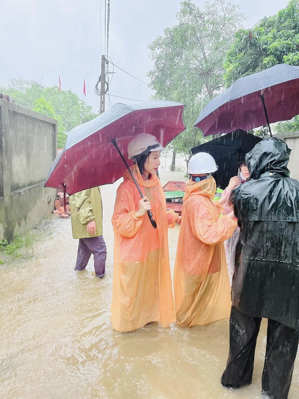  
Cô không ngần ngại lội nước để giúp đỡ mọi người. (Ảnh: FB Thủy Tiên) - Tin sao Viet - Tin tuc sao Viet - Scandal sao Viet - Tin tuc cua Sao - Tin cua Sao