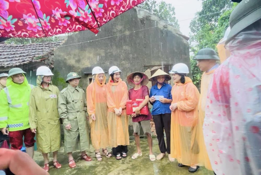  
Nữ ca sĩ cùng Hội Chữ thập đỏ Việt Nam đến hỗ trợ từng hộ dân. (Ảnh: FB Thủy Tiên) - Tin sao Viet - Tin tuc sao Viet - Scandal sao Viet - Tin tuc cua Sao - Tin cua Sao